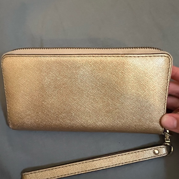 Michael Kors wristlet wallet in gold ✨ - Picture 2 of 7